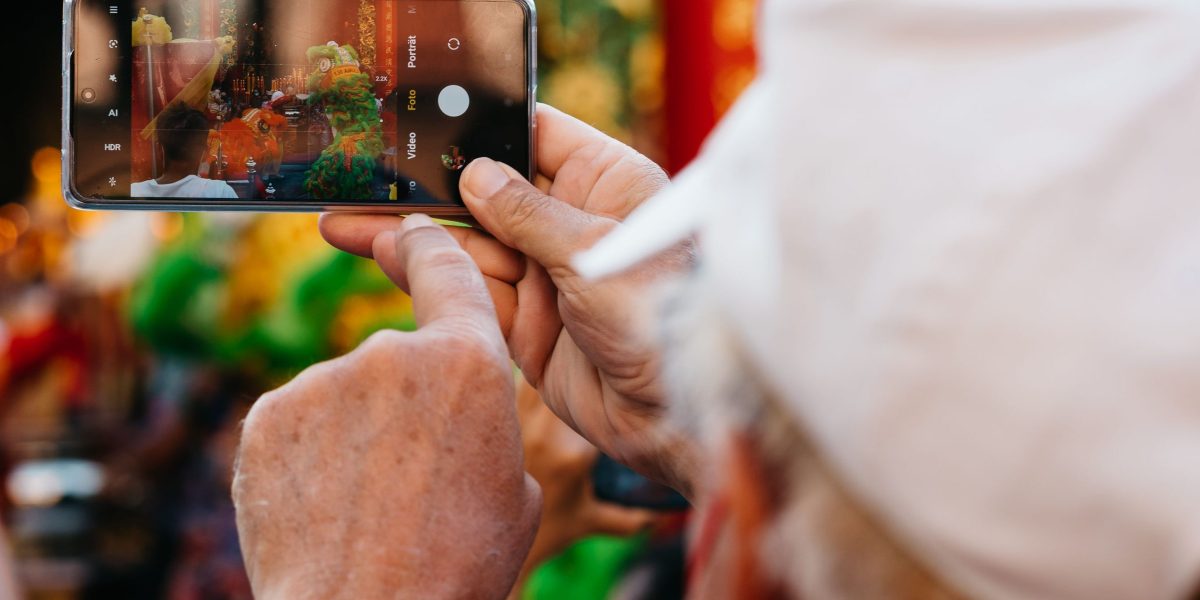 A person enjoys a high-quality, uninterrupted live broadcast experience on a screen.
