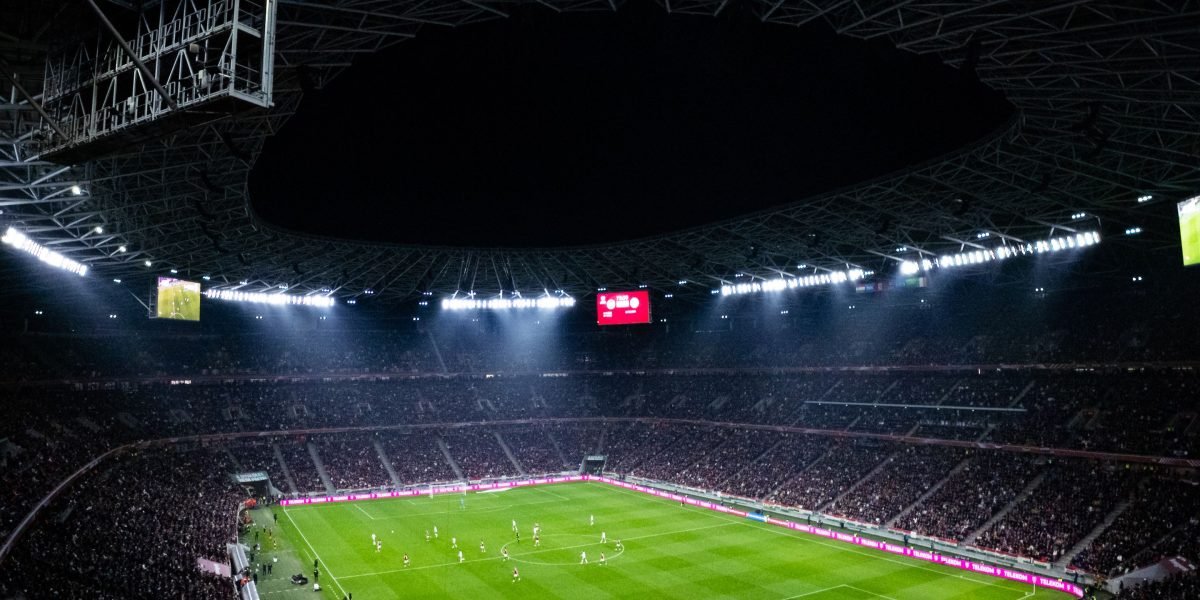 This article explains how to deliver high-quality live sports broadcasts worldwide in 2026, covering the full process from capture to viewer. It outlines the ma...