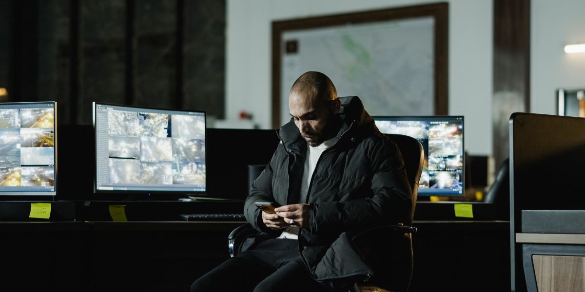 Broadcast Networks Drive Global Sports Broadcasting 6 An operations team diligently monitors real-time dashboards to ensure flawless live sports streaming.